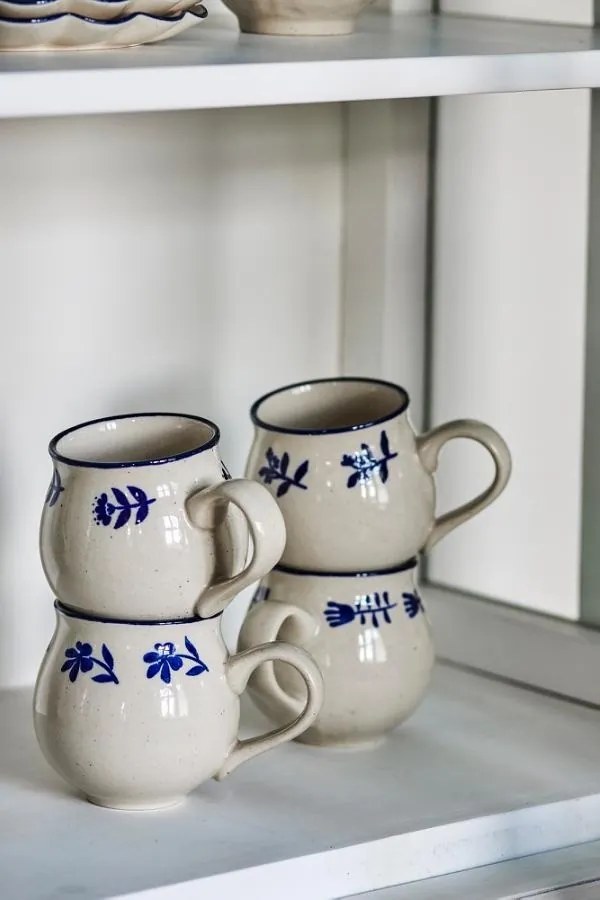 Set 4 căni din ceramică artizanală natur cu motive botanice albastre pictate manual și margine albastră, 9,5×9 cm, "Eimy"