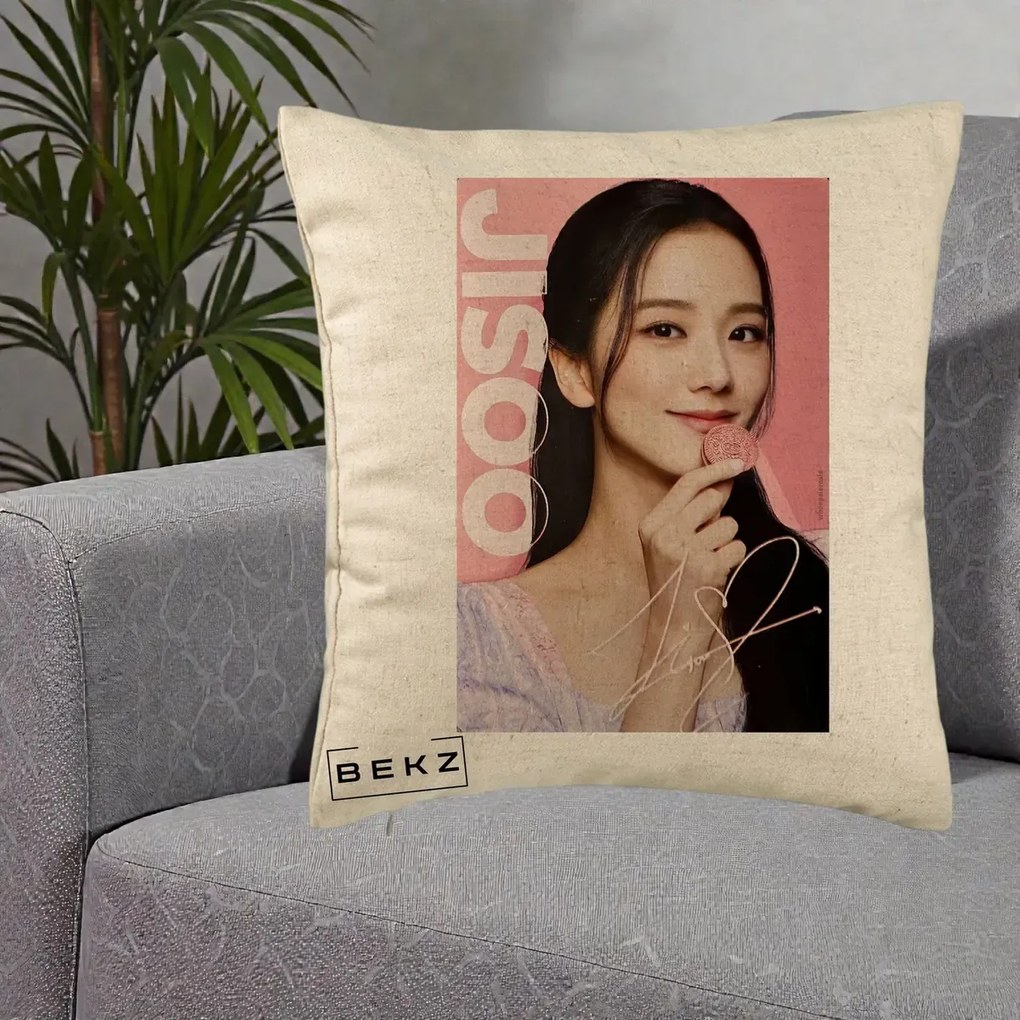 Perna Personalizata K-pop BLACKPINK Jisoo cu Semnatura si Fond Roz, 40x40 cm, Bej, Husa Detasabila, Perna Inclusa, BEKZ®