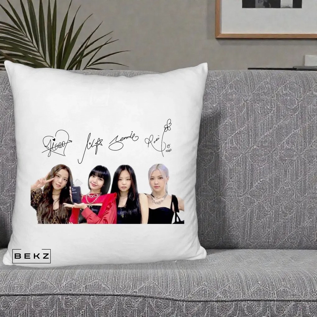 Perna Personalizata K-pop BLACKPINK Semnaturi, 40x40 cm, Alb Pufos, Husa Detasabila, Perna Inclusa, BEKZ®