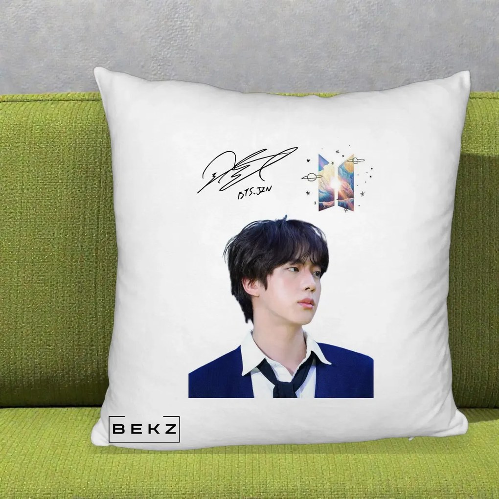 Perna Personalizata K-pop BTS Jin Portret Tinuta Albastra Autograf, 40x40 cm, Alb Pufos, Husa Detasabila, Perna Inclusa, BEKZ®