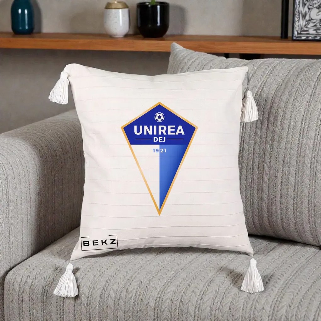 Perna Personalizata Unirea Dej 1921 Fotbal, 40x40 cm, Bej cu Franjuri, Husa Detasabila, Perna Inclusa, BEKZ®