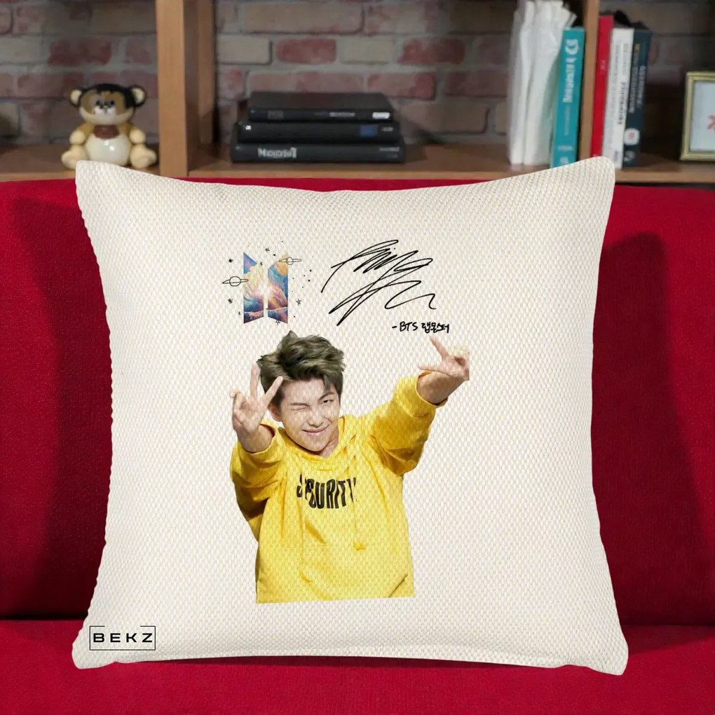Perna Personalizata K-pop BTS RM Namjoon Hanorac Galben Autograf, 40x40 cm, Crem Reliefat, Husa Detasabila, Perna Inclusa, BEKZ®