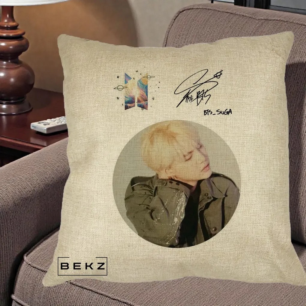 Perna Personalizata K-pop BTS Suga Portret cu Autograf, 40x40 cm, Crem, Husa Detasabila, Perna Inclusa, BEKZ®