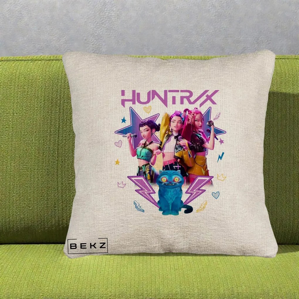 Perna Personalizata K-pop HUNTRX Trio 3D cu Pisica Fulgere, 40x40 cm, Bej Canapea, Husa Detasabila, Perna Inclusa, BEKZ®