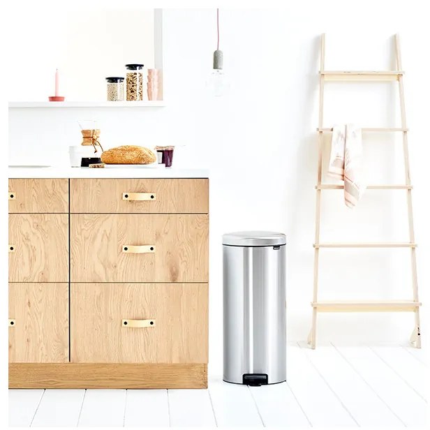 Cos de gunoi cu pedala Brabantia NewIcon 649061, 30 L, Inchidere usoara, Baza antiderapanta, Rezistent la amprente, Inox Mat