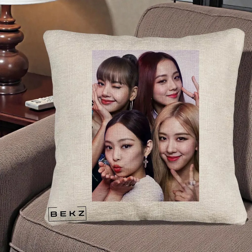 Perna Personalizata K-pop BLACKPINK Foto Grup Selfie 4 Membre, 40x40 cm, Bej Canapea, Husa Detasabila, Perna Inclusa, BEKZ®