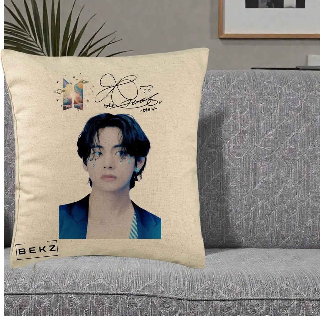 Perna Personalizata K-pop BTS V Taehyung Portret cu Autograf, 40x40 cm, Bej, Husa Detasabila, Perna Inclusa, BEKZ®