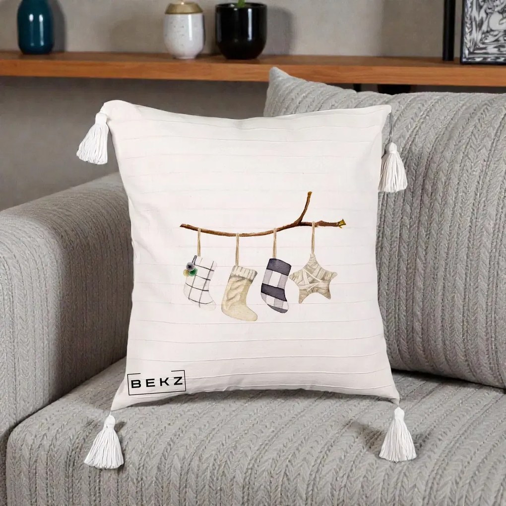 Perna Decorativa Ciorapi de Craciun pe Ramura, 40x40 cm, Bej cu Franjuri, Husa Detasabila, Perna Inclusa, BEKZ®
