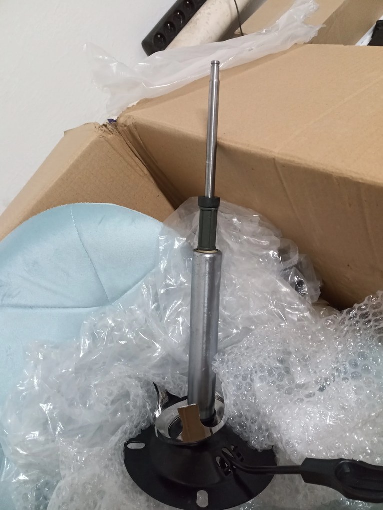 OFERTA Scaun de birou albastru deschis AVOLA VELVET II. calitate