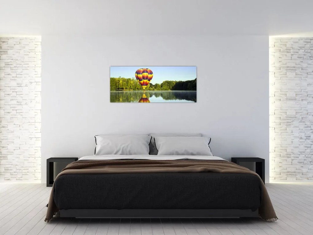 Tablou cu balon cu aer cald pe un lac (120x50 cm)