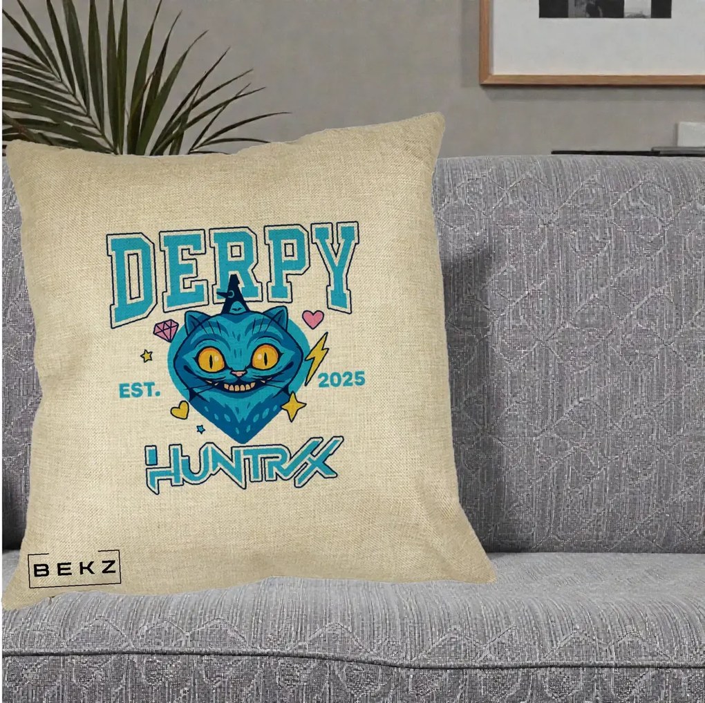 Perna Personalizata K-pop HUNTRX Derpy Pisica Albastra, 40x40 cm, Crem, Husa Detasabila, Perna Inclusa, BEKZ®