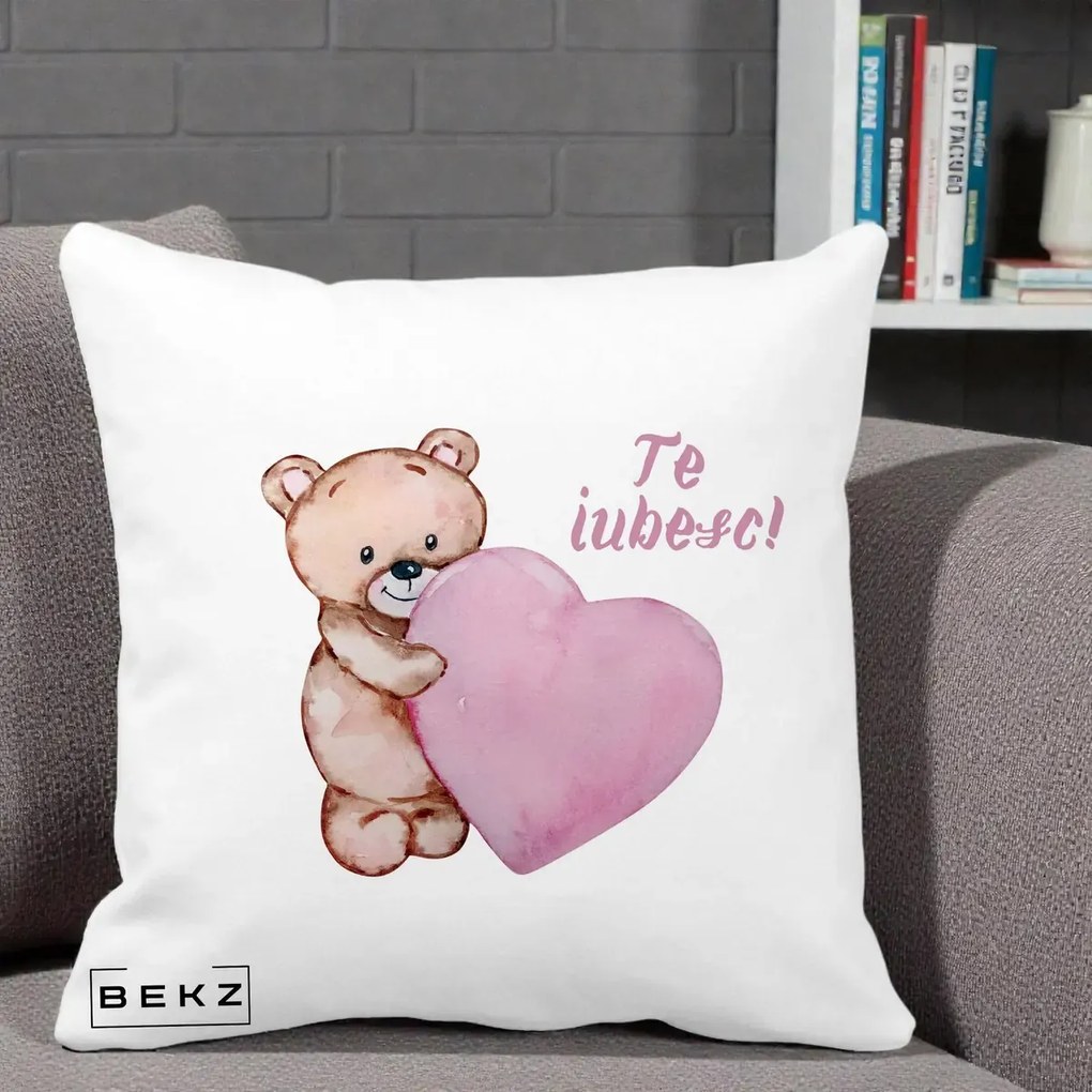 Cadou Romantic - Perna Personalizata Te Iubesc Ursulet cu Inima Roz Acuarela, 40x40 cm, Alba Mata, Husa Detasabila, Perna Inclusa, BEKZ®