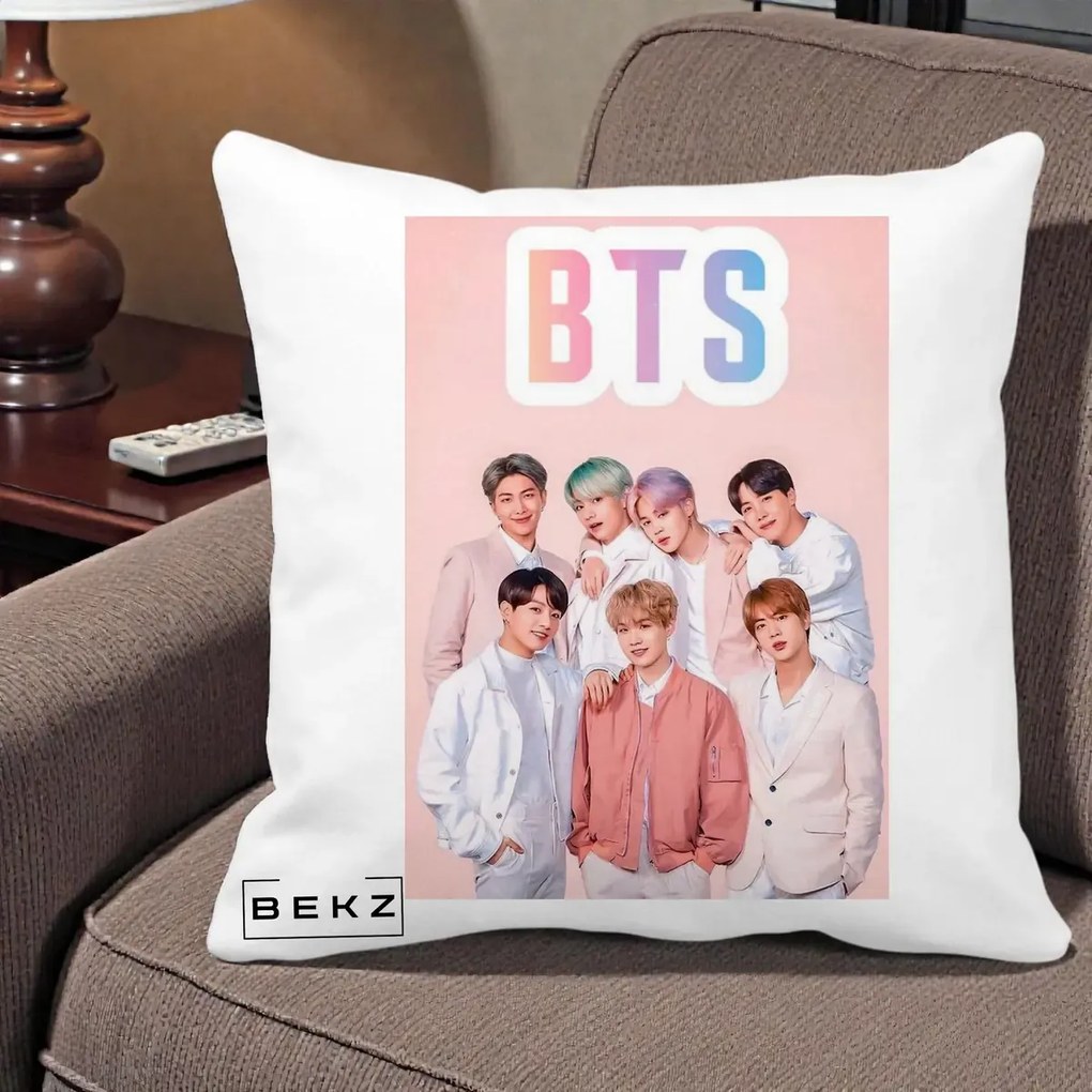 Perna Personalizata K-pop BTS Foto Grup cu BTS si Fond Roz Pastel, 40x40 cm, Alba Mata, Husa Detasabila, Perna Inclusa, BEKZ®
