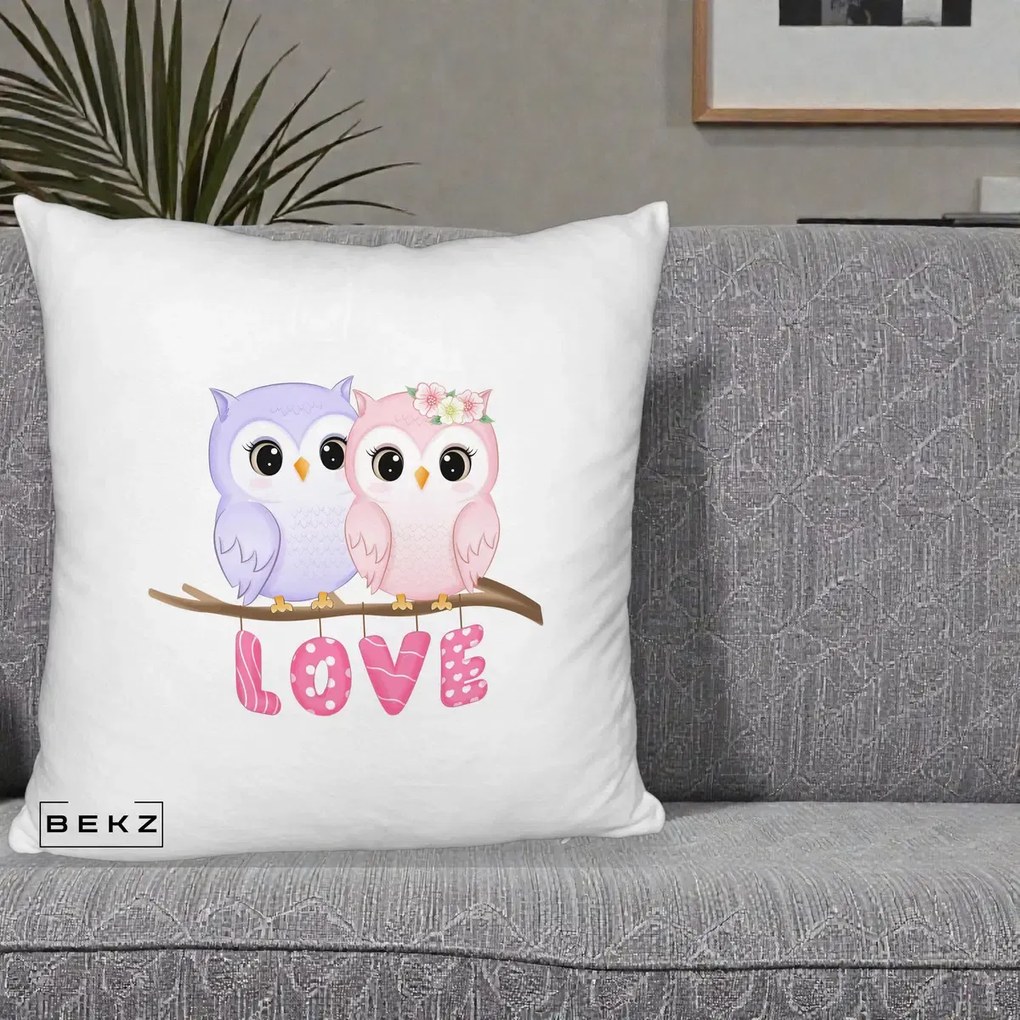 Perna Decorativa Love Bufnite Indragostite pe Crenguta Roz si Mov, 40x40 cm, Alb Pufos, Husa Detasabila, Perna Inclusa, BEKZ®
