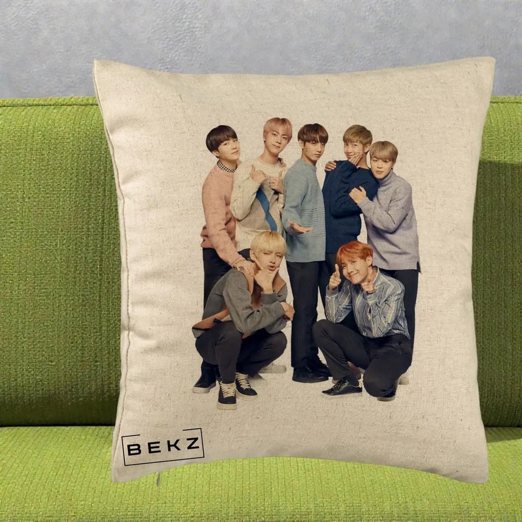 Perna Personalizata K-pop BTS Foto Grup In Picioare Tricoturi, 40x40 cm, Bej, Husa Detasabila, Perna Inclusa, BEKZ®
