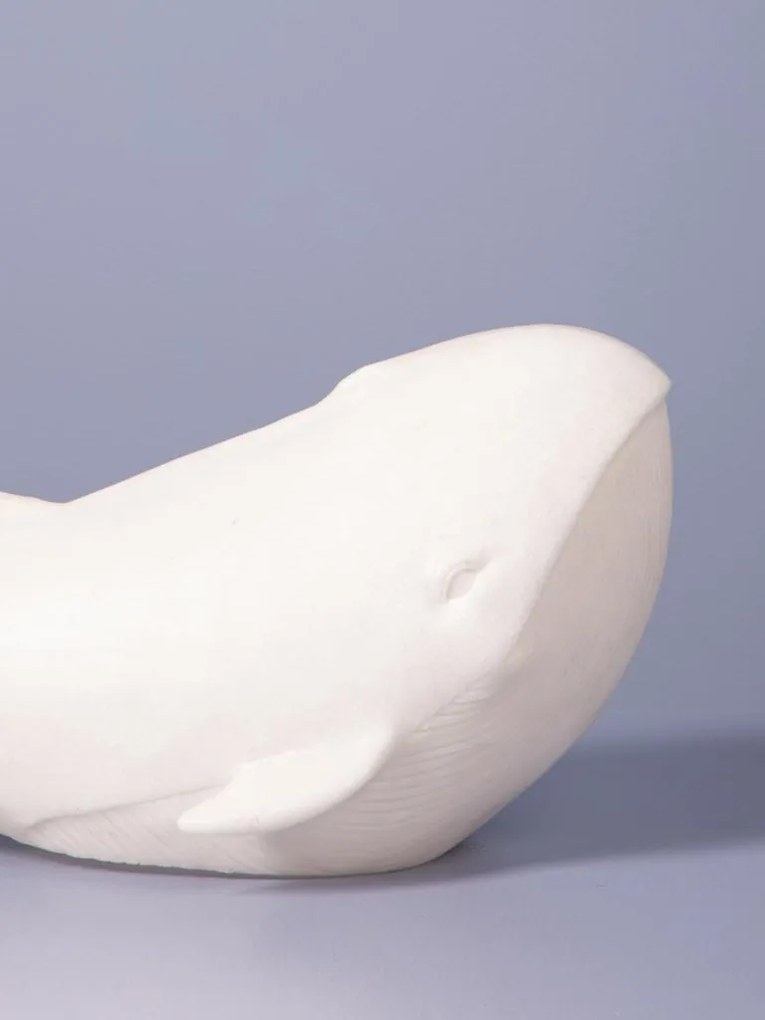 Lampă de masă din rășină și pulbere de piatră albă, formă de balenă, finisaj mat, 19×43×21 cm, „Leviathan"