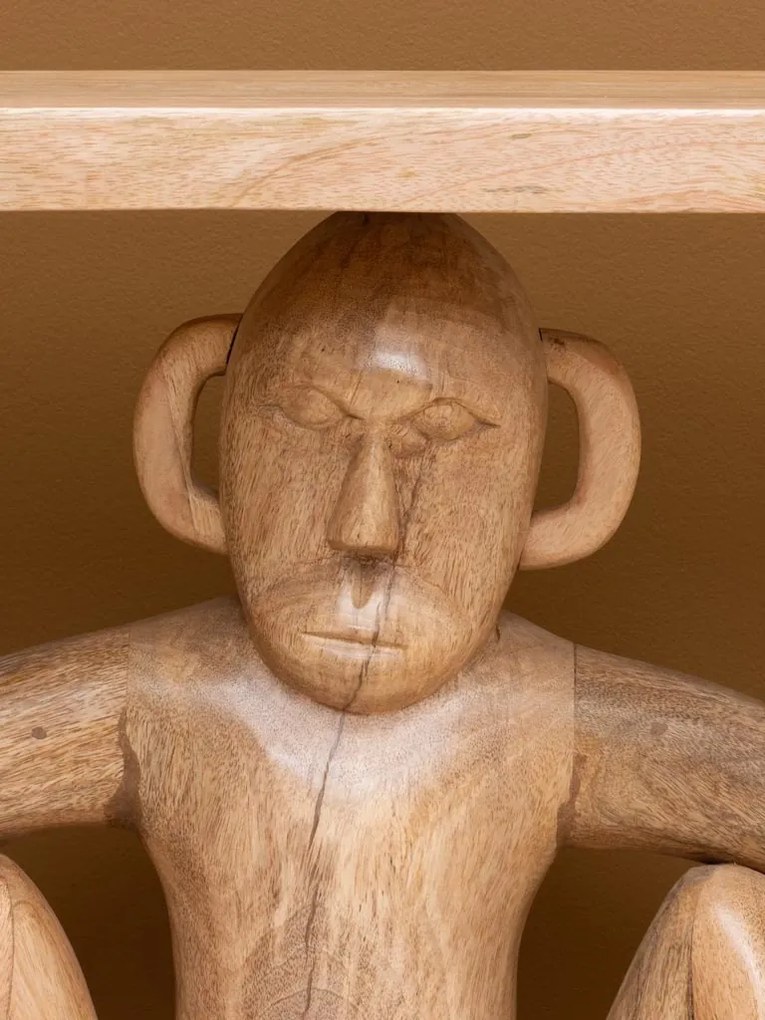 Măsuță laterală din lemn masiv de mango, natur, cu blat dreptunghiular susținut de o sculptură de maimuță cioplită manual, finisaj natural,