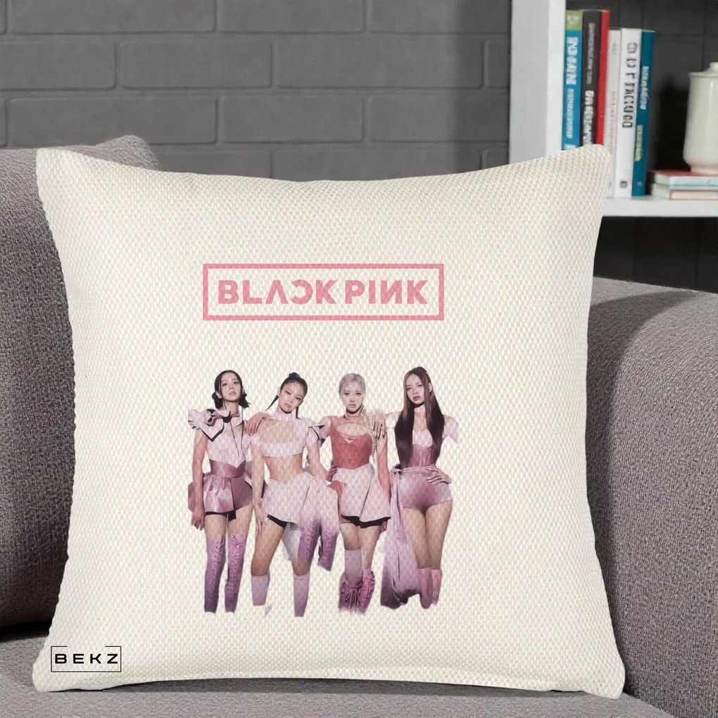 Perna Personalizata K-pop BLACKPINK Fotografie Grup Tinute Roz, 40x40 cm, Crem Reliefat, Husa Detasabila, Perna Inclusa, BEKZ®