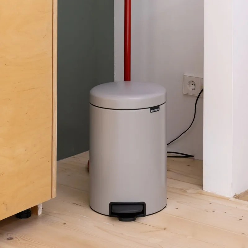 Cos de gunoi cu pedala Brabantia NewIcon 1010440, 12 l, Inchidere lenta, Baza antiderapanta, Gri deschis