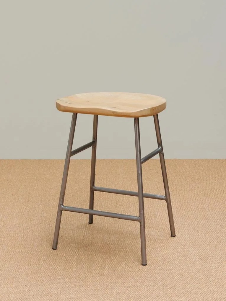 Scaun de bar din lemn de mango și metal, natur, pentru insulă, în stil industrial, cu șezut scobit și suport pentru picioare, 60 x 42 x 37 cm, „Hinto”