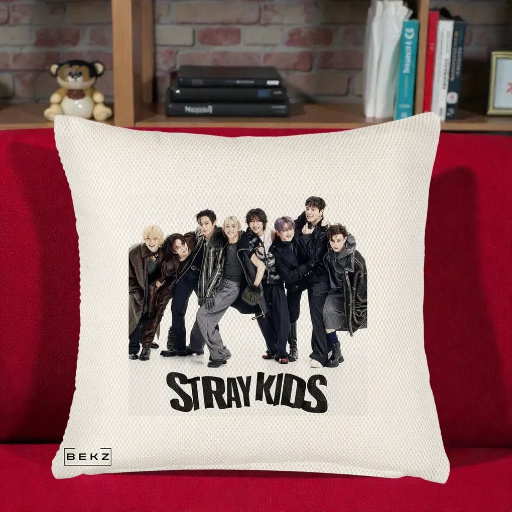 Perna Personalizata K-pop Stray Kids Outfit Negru, 40x40 cm, Crem Reliefat, Husa Detasabila, Perna Inclusa, BEKZ®