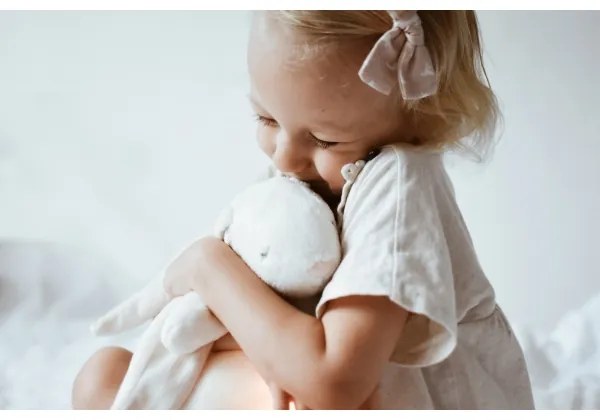 Pluș de îmbrățișat cu sunete și lumină Moonie iepuraș 2.0 organic polar