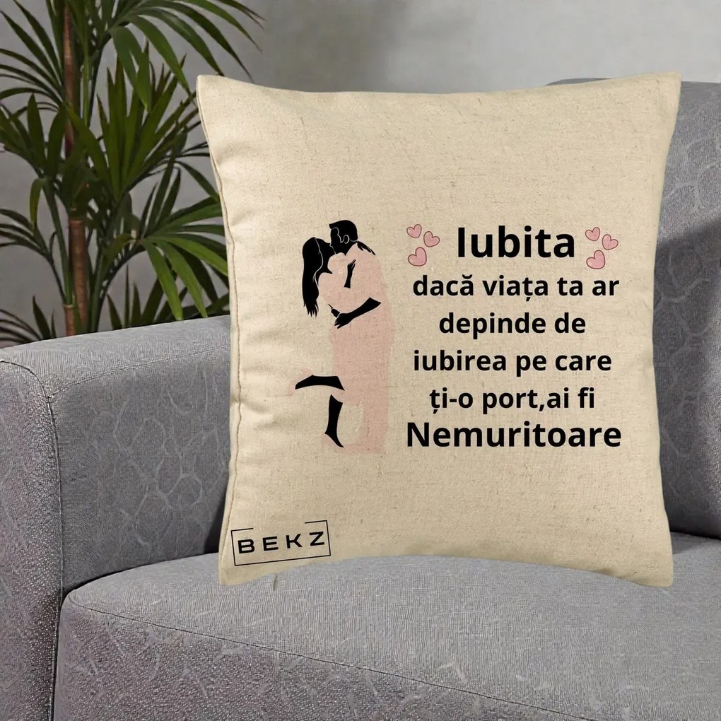 Cadou pentru Iubita - Perna Personalizata Iubita Nemuritoare cu Siluete de Cuplu, 40x40 cm, Bej, Husa Detasabila, Perna Inclusa, BEKZ®