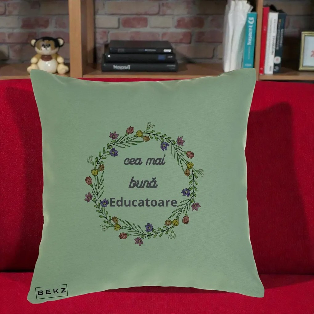 Cadou pentru Educatoare - Perna Personalizata Cea mai Buna Educatoare cu Coronita Florala Colorata, 40x40 cm, Verde, Husa Detasabila, Perna Inclusa, BEKZ®