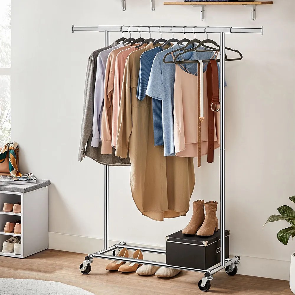 Suport de haine pe roți