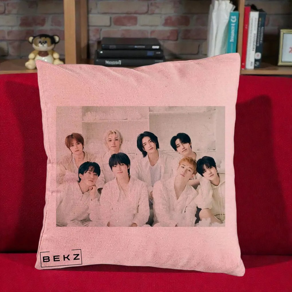 Perna Personalizata K-pop Stray Kids Foto Grup Alb All-White cu 8 Membrii, 40x40 cm, Roz, Husa Detasabila, Perna Inclusa, BEKZ®