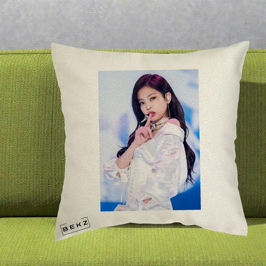 Perna Personalizata K-pop BLACKPINK Jennie Concert Alb cu Microfon, 40x40 cm, Ecru, Husa Detasabila, Perna Inclusa, BEKZ®