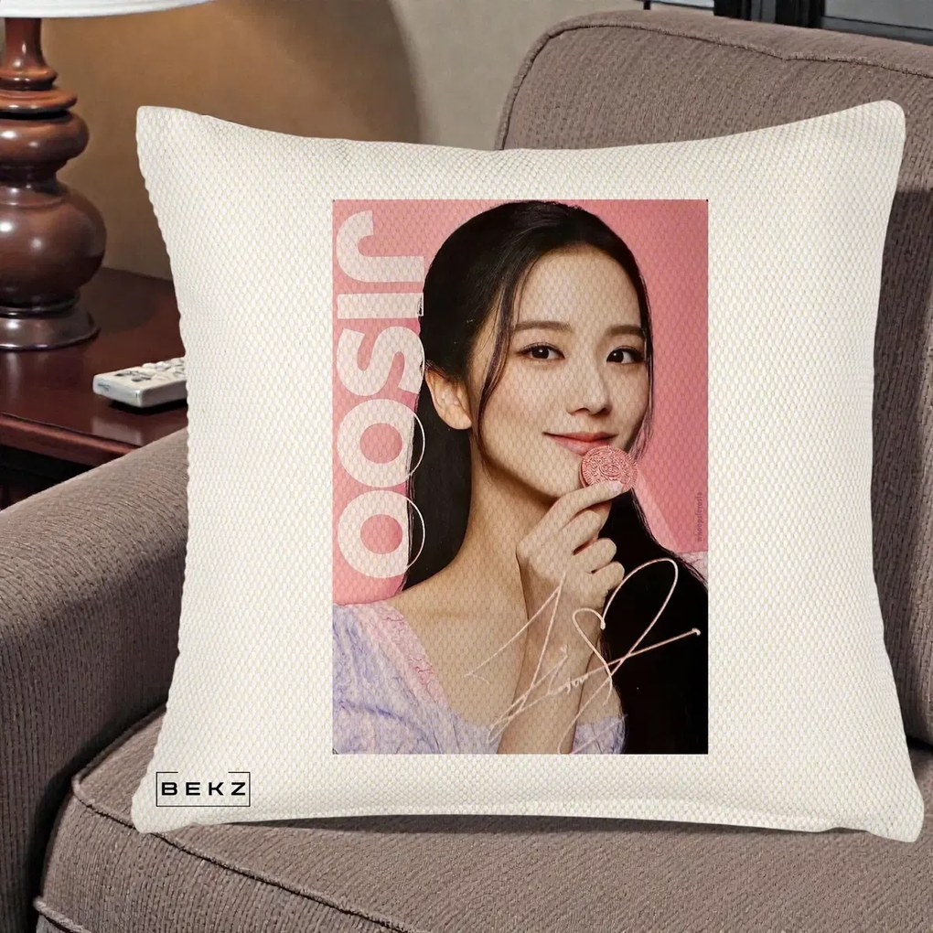 Perna Personalizata K-pop BLACKPINK Jisoo cu Semnatura si Fond Roz, 40x40 cm, Crem Reliefat, Husa Detasabila, Perna Inclusa, BEKZ®
