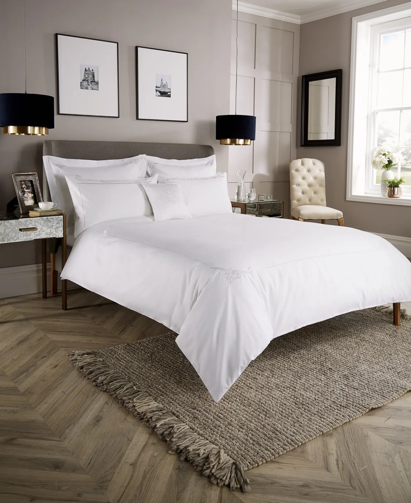 Lenjerie pat WIlliam Hunt Motif Corner 600TC Alb