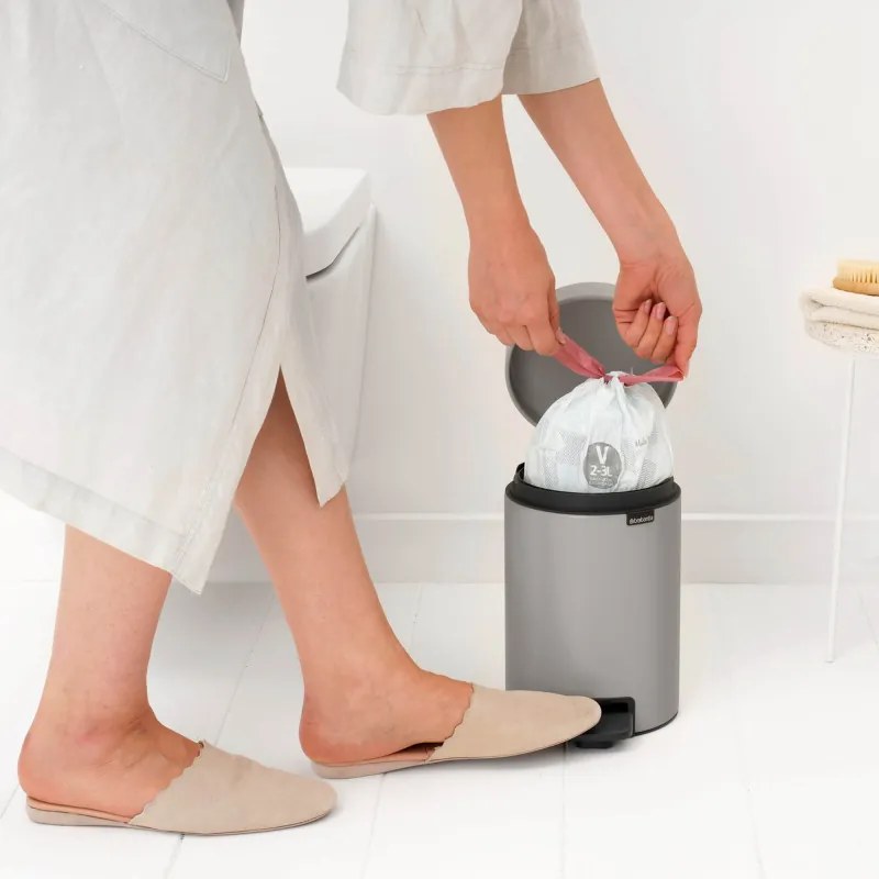 Cos de gunoi cu pedala Brabantia NewIcon 1010433, 3 l, Inchidere lenta, Baza antiderapanta, Gri deschis