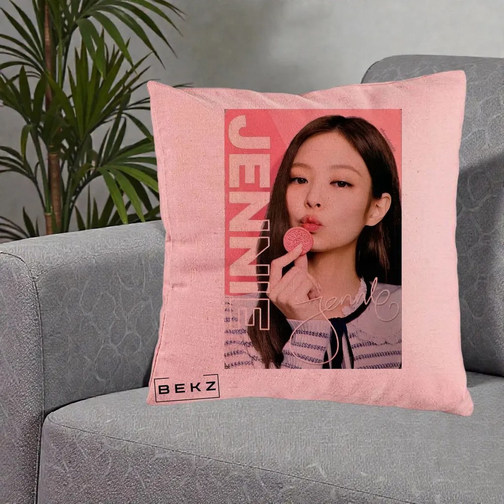 Perna Personalizata K-pop BLACKPINK Jennie cu Semnatura si Fond Roz, 40x40 cm, Roz, Husa Detasabila, Perna Inclusa, BEKZ®