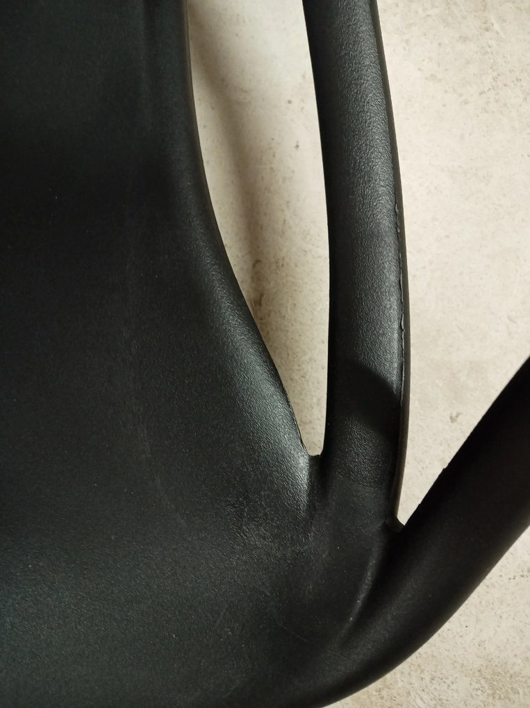 OFERTA Scaun din plastic negru KATO II. calitatea a doua