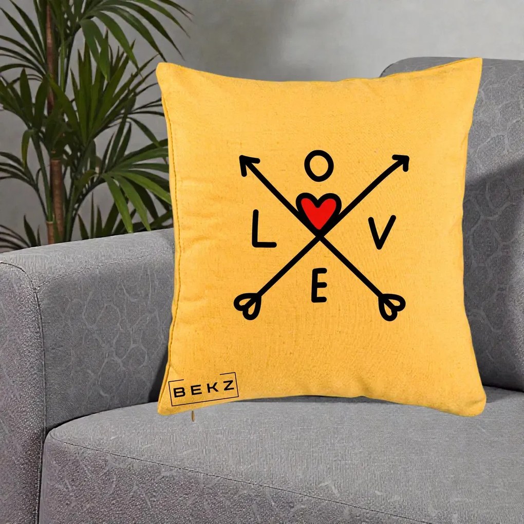 Perna Decorativa Love cu Sageti Incrucisate si Inima Rosie, 40x40 cm, Galben, Husa Detasabila, Perna Inclusa, BEKZ®