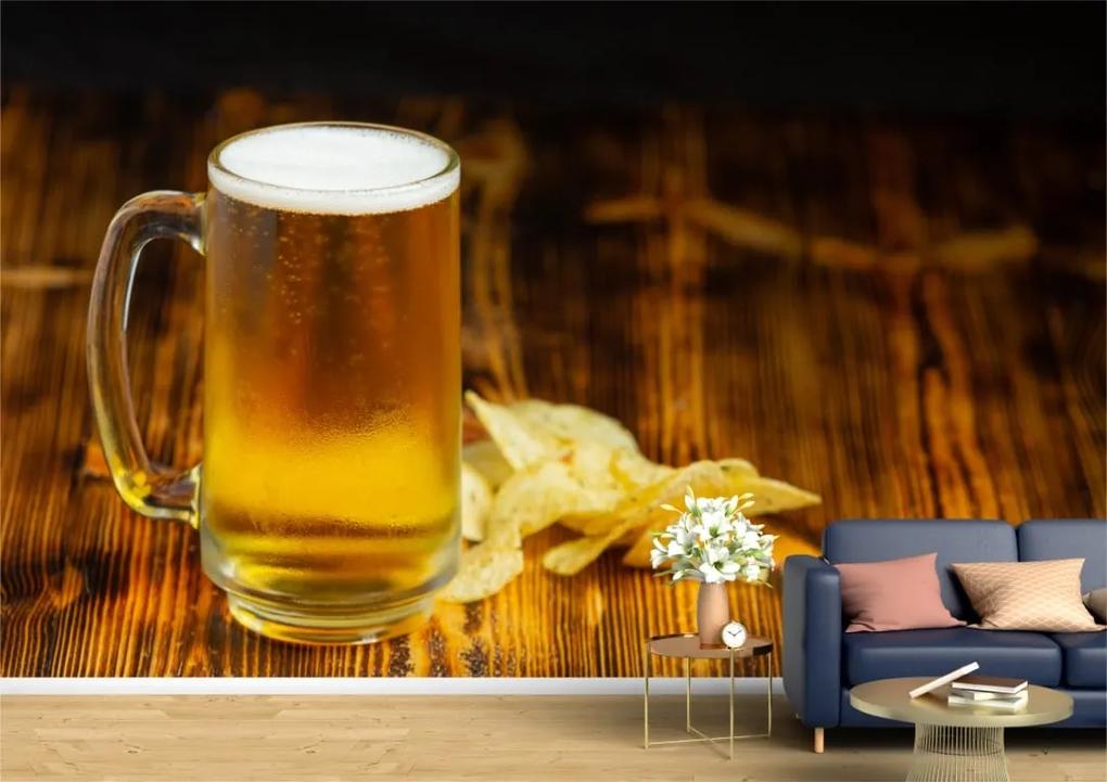 Tapet Premium Canvas - Halba de bere si chipsuri pe platou de lemn