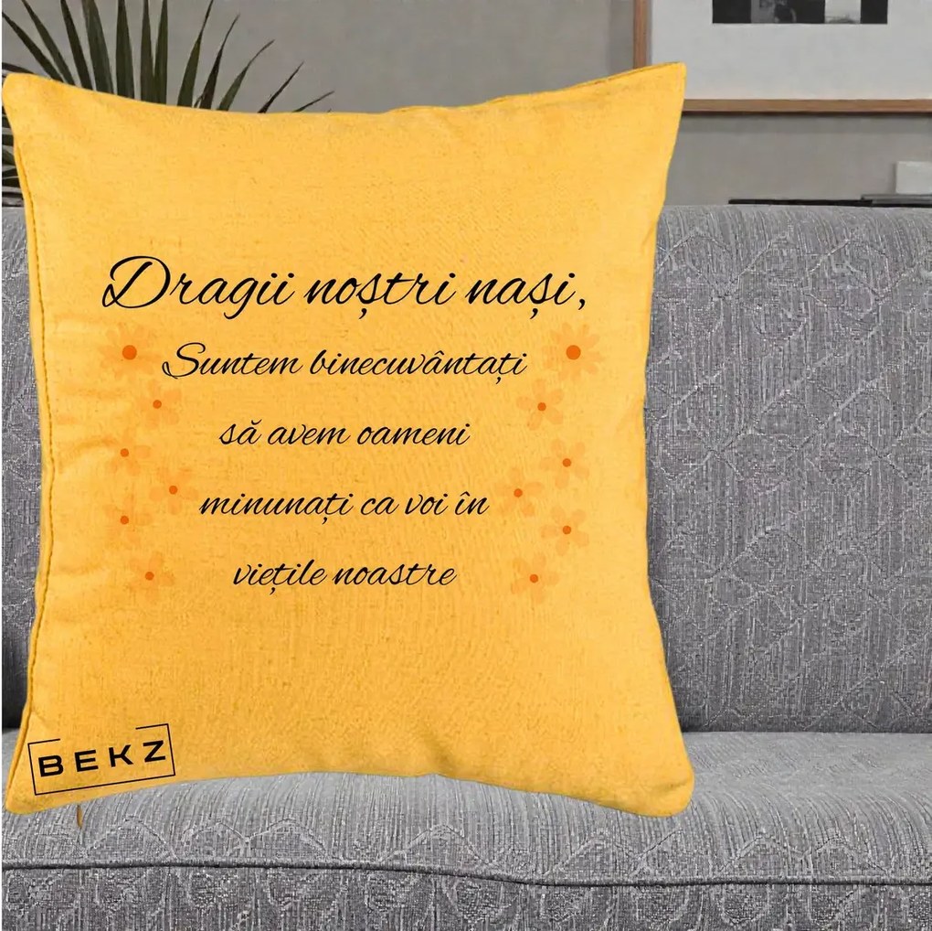 Cadou pentru Nasi - Perna Personalizata Dragii Nostri Nasi Suntem Binecuvantati cu Floricele, 40x40 cm, Galben, Husa Detasabila, Perna Inclusa, BEKZ®