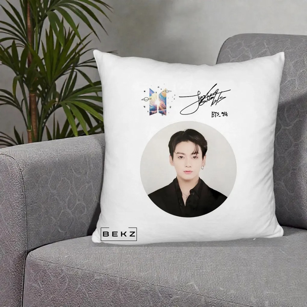 Perna Personalizata K-pop BTS Jungkook Portret cu Autograf, 40x40 cm, Alb Pufos, Husa Detasabila, Perna Inclusa, BEKZ®
