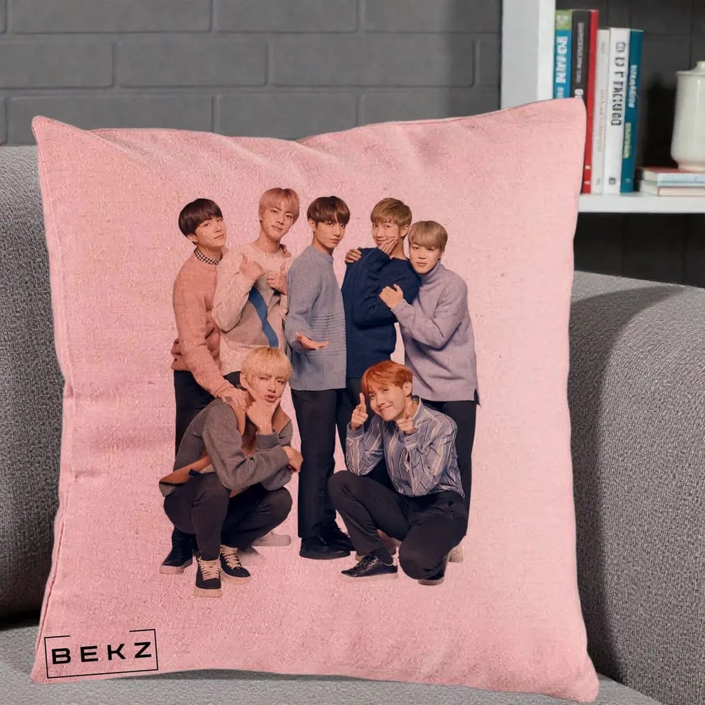 Perna Personalizata K-pop BTS Foto Grup In Picioare Tricoturi, 40x40 cm, Roz, Husa Detasabila, Perna Inclusa, BEKZ®