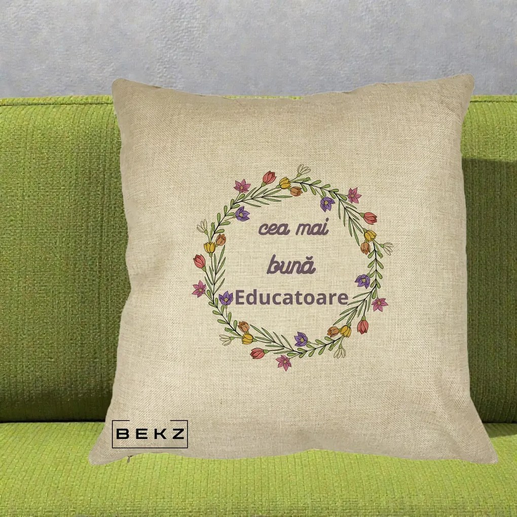 Cadou pentru Educatoare - Perna Personalizata Cea mai Buna Educatoare cu Coronita Florala Colorata, 40x40 cm, Crem, Husa Detasabila, Perna Inclusa, BEKZ®