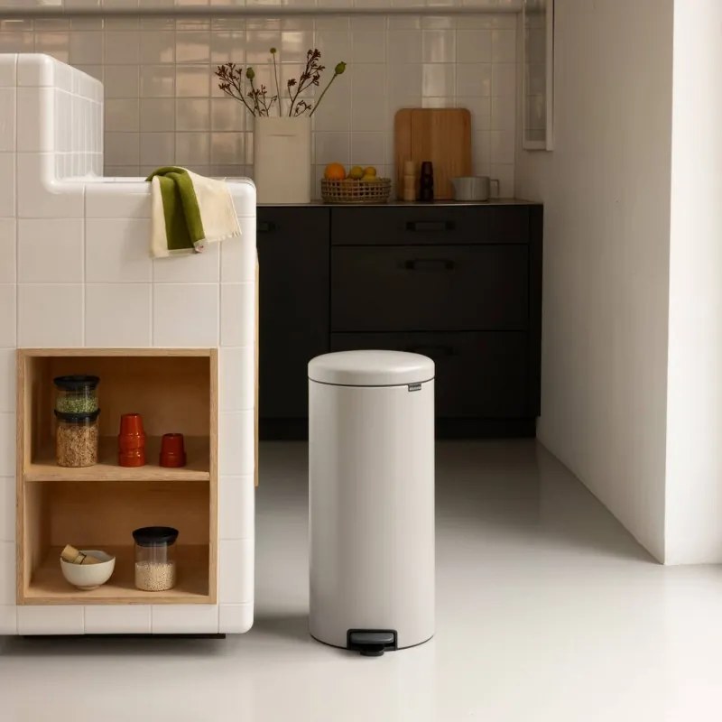 Cos de gunoi cu pedala Brabantia NewIcon 1010442, 30 l, Inchidere lenta, Baza antiderapanta, Gri deschis