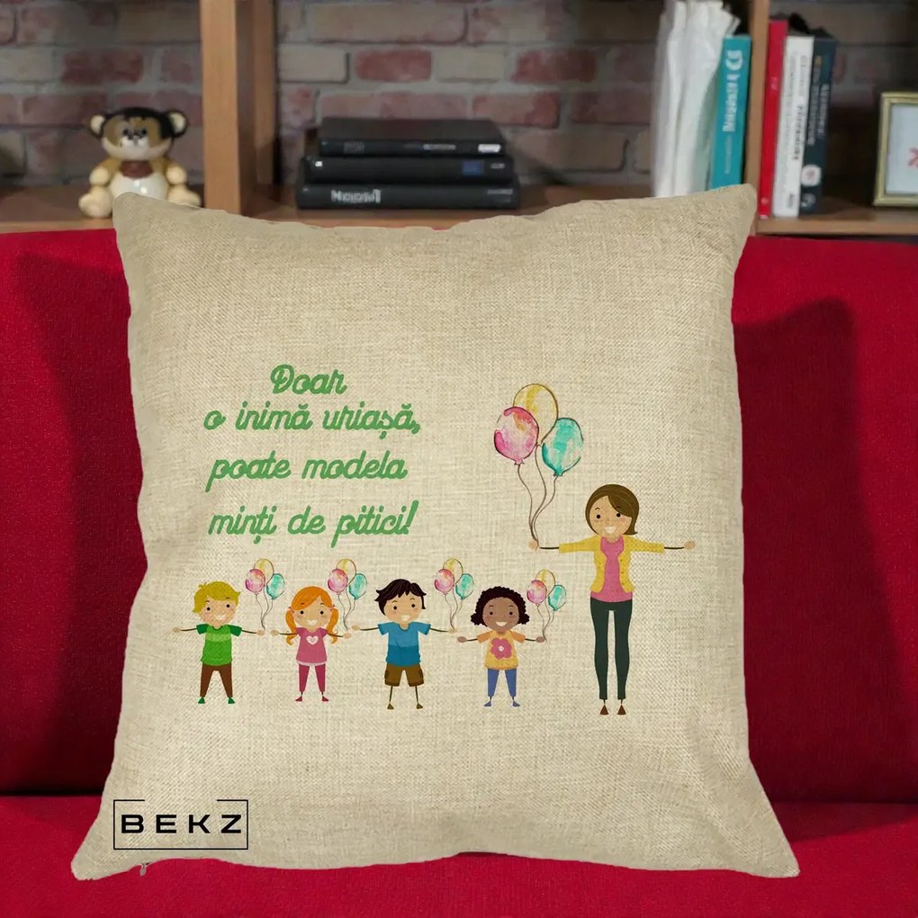 Cadou pentru Educatoare - Perna Personalizata Doar o Inima Uriasa poate Modela Minti de Pitici cu Educatoare si Baloane, 40x40 cm, Crem, Husa Detasabila, Perna Inclusa, BEKZ®