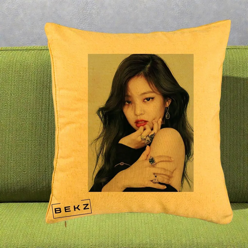 Perna Personalizata K-pop BLACKPINK Jennie Editorial Negru cu Inele, 40x40 cm, Galben, Husa Detasabila, Perna Inclusa, BEKZ®
