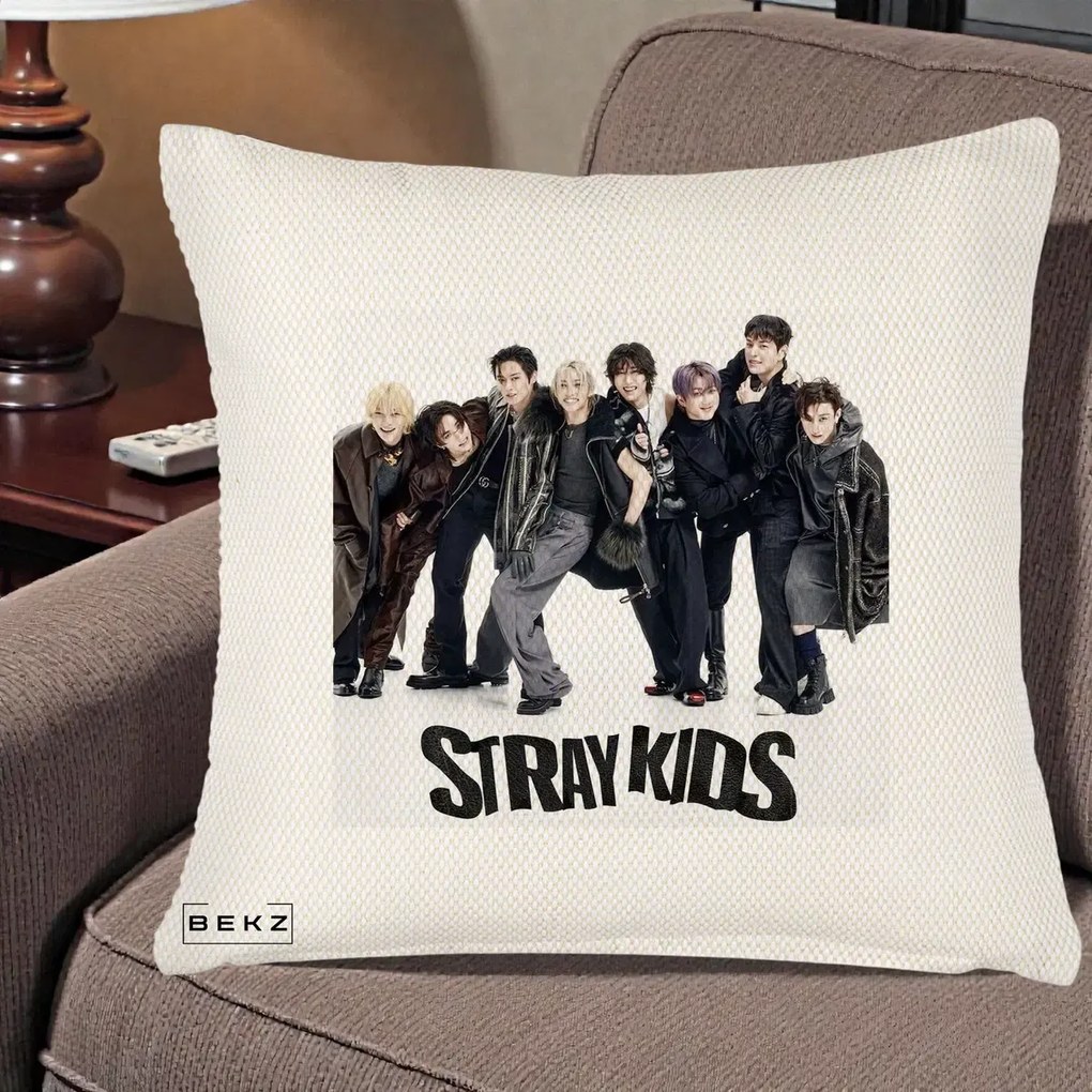 Perna Personalizata K-pop Stray Kids Outfit Negru, 40x40 cm, Crem Reliefat, Husa Detasabila, Perna Inclusa, BEKZ®