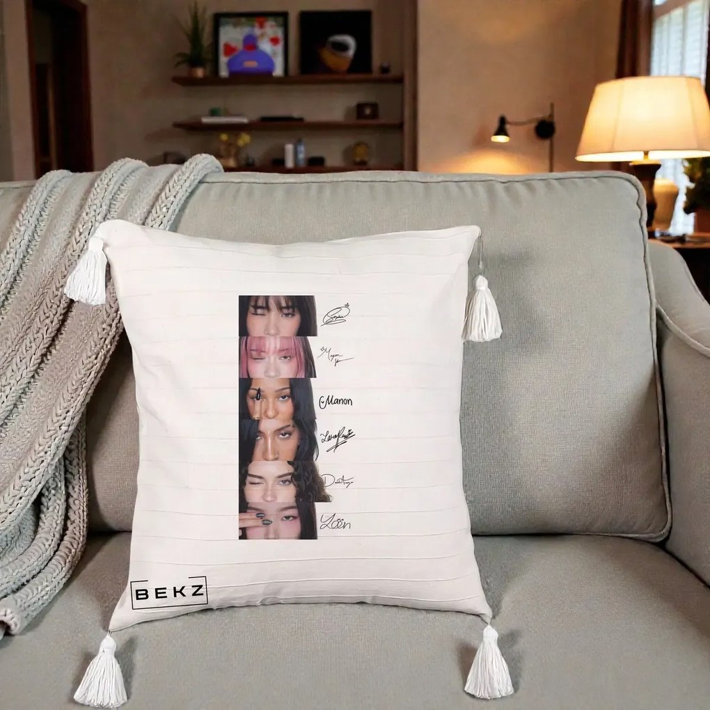 Perna Personalizata K-pop KATSEYE Semnaturi fara Foto, 40x40 cm, Bej cu Franjuri, Husa Detasabila, Perna Inclusa, BEKZ®