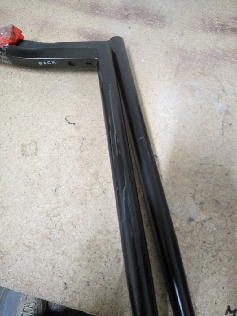 OFERTA Scaun de catifea neagra ASTI cu picioare negre II. calitate