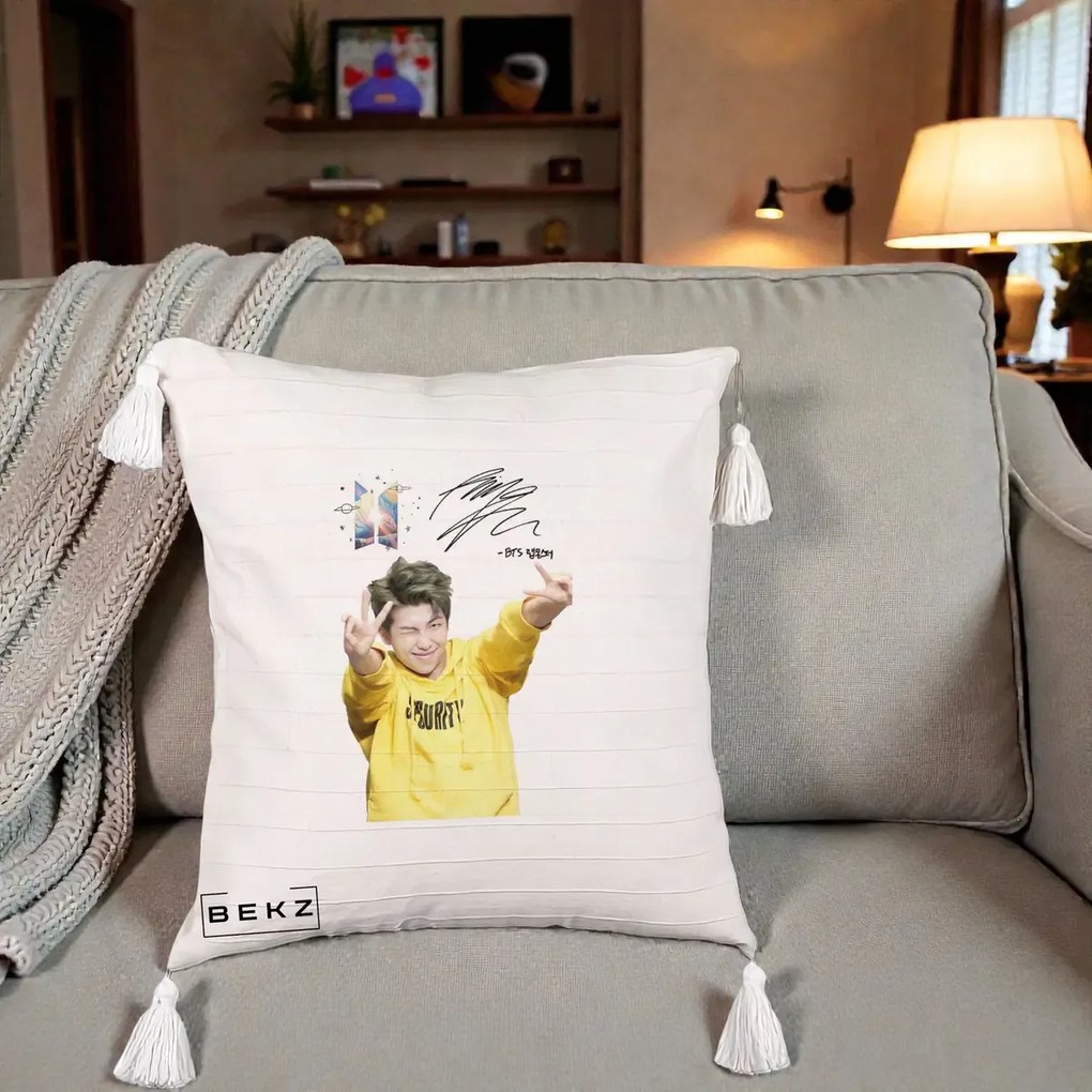Perna Personalizata K-pop BTS RM Namjoon Hanorac Galben Autograf, 40x40 cm, Bej cu Franjuri, Husa Detasabila, Perna Inclusa, BEKZ®