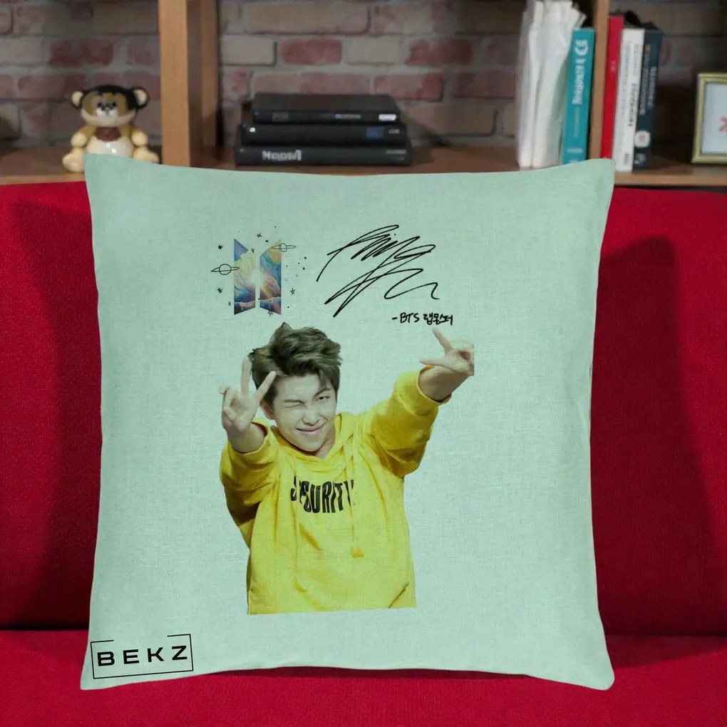 Perna Personalizata K-pop BTS RM Namjoon Hanorac Galben Autograf, 40x40 cm, Verde Menta, Husa Detasabila, Perna Inclusa, BEKZ®